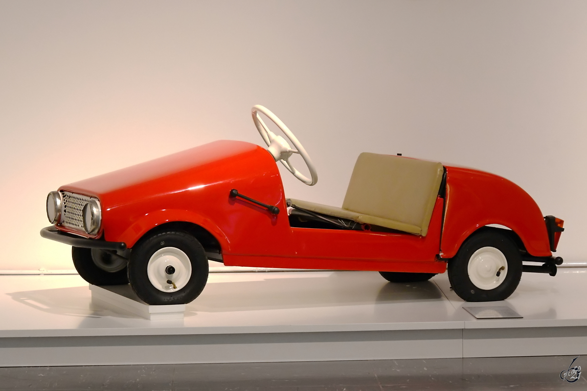Dieses selbst gebaute Kinderauto aus dem Jahr 1959 war Anfang August 2021 im Heimatmuseum  Unser Fritz  in Herne ausgestellt.