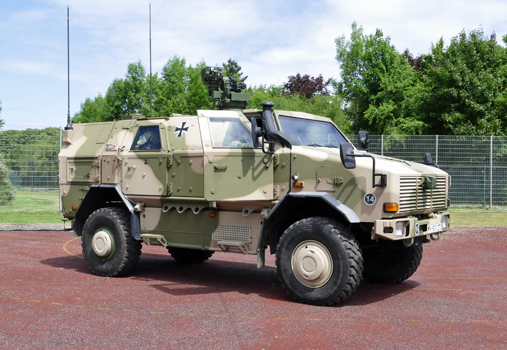 Dingo 2, Patrouillen-/Sicherungsfahrzeug mit FLW 100 (Fernlenkwaffe MG 3) am Tag der Bundeswehr in Hürth - 10.06.2017