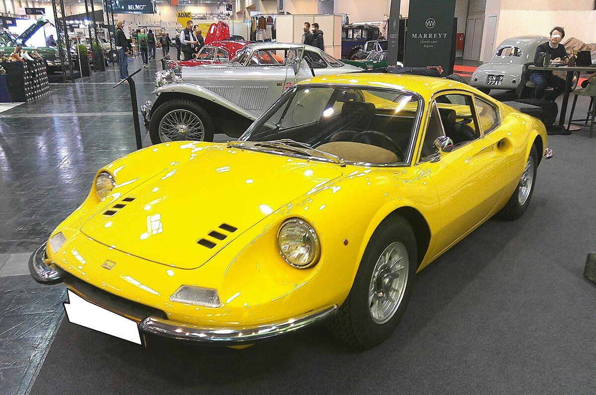 Dino 246 GTS im Farbton giallo fly aus dem Modelljahr 1970. Im Jahr 1966 gründete Enzo Ferrari die Marke Dino. Das unabhängige Unternehmen wurde, nach seinem im Alter von 24 Jahren verstorbenen Sohn Alfredino  Dino , benannt. Das Modell 246 GT/GTS basierte auf dem bereits 1967 vorgestellten Dino 206. Da bei diesen Modellen lediglich V6-Motoren verbaut wurden, liefen die Sportwagen nie offiziell unter dem Ferrari-Label. Aus einem Hubraum von 2418 cm³ wurden 194 PS an die Hinterachse gebracht. Der in 295 Exemplaren produzierte 246 GTS Spider erreichte eine Höchstgeschwindigkeit von 235 km/h. Retro Classics in Essen am 09.04.2026.