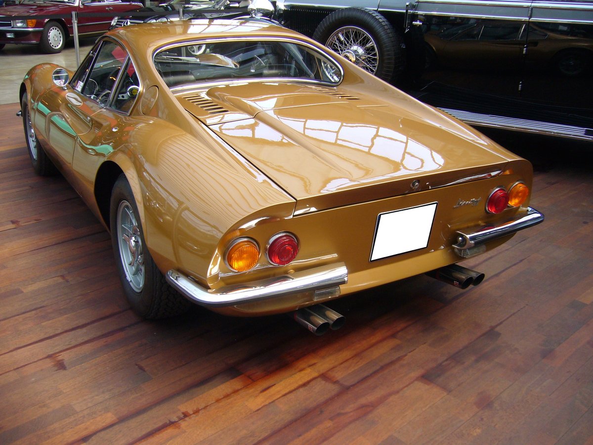Dino 246GT, gebaut von 1969 bis 1973. Im Jahr 1966 gründete Enzo Ferrari die Marke Dino. Das unabhängige Unternehmen wurde nach seinem im Alter von 24 Jahren verstorbenen Sohn Alfredino  Dino  benannt. 1969 erschien der harmonisch gezeichnete Dino 206 mit nur 2.0 Litern Hubraum. Nach nur ca. 100 verkauften Fahrzeugen wurde der V6-Motor auf einen Hubraum von 2418 cm³ aufgebohrt. Jetzt leistete der Wagen 195 PS und erreichte eine Höchstgeschwindigkeit von 230 km/h. Der abgelichtete Dino ist in der selten georderten Farbe nocciola metallizzato lackiert. Classic Remise Düsseldorf am 23.05.2019.
