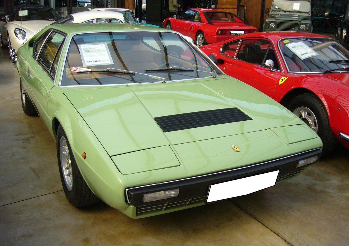 Dino 308 GT 4 aus dem Jahr 1975. Dieses Sportwagenmodell war als sogenannter 2+2 Sitzer konzipiert und wurde 1973 auf dem Pariser Auto Salon vorgestellt. Im Dino 308 GT 4 wurde erstmals, in der Firmengeschichte Ferrari´s, ein V8-Motor verbaut. Dieser  Achtender  ist als Mittelmotor verbaut und hat einen Hubraum von 2926 cm³ und leistet 255 PS bzw. 256 PS. Die Höchstgeschwindigkeit wurde von Ferrari mit 250 km/h angegeben. Für den italienischen Markt gab es das Auto auch mit eine 2.0l Motor. Die Typenbezeichnung war dann 208 GT 4. Classic Remise Düsseldorf am 19.04.2023.