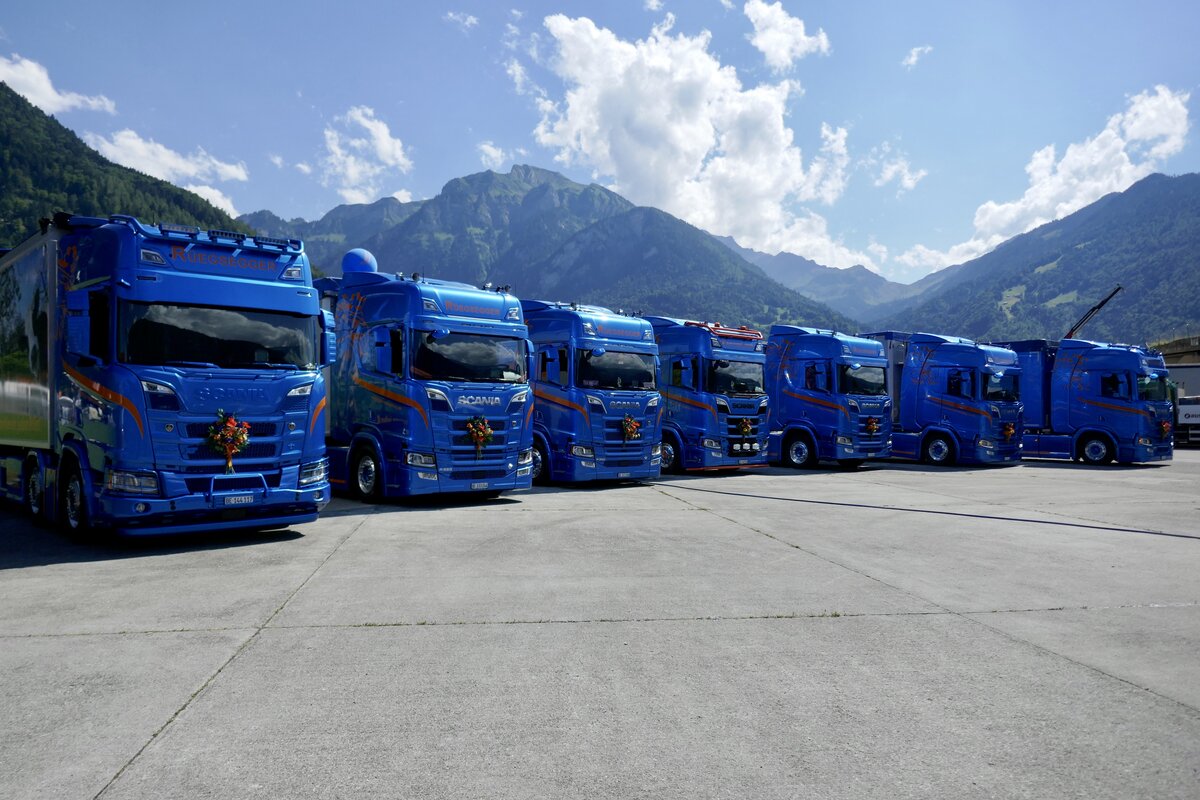 Diverse Scania Sattelzüge von Rüegsegger Transporte am 26.6.22 beim Trucker Festival in Interlaken.