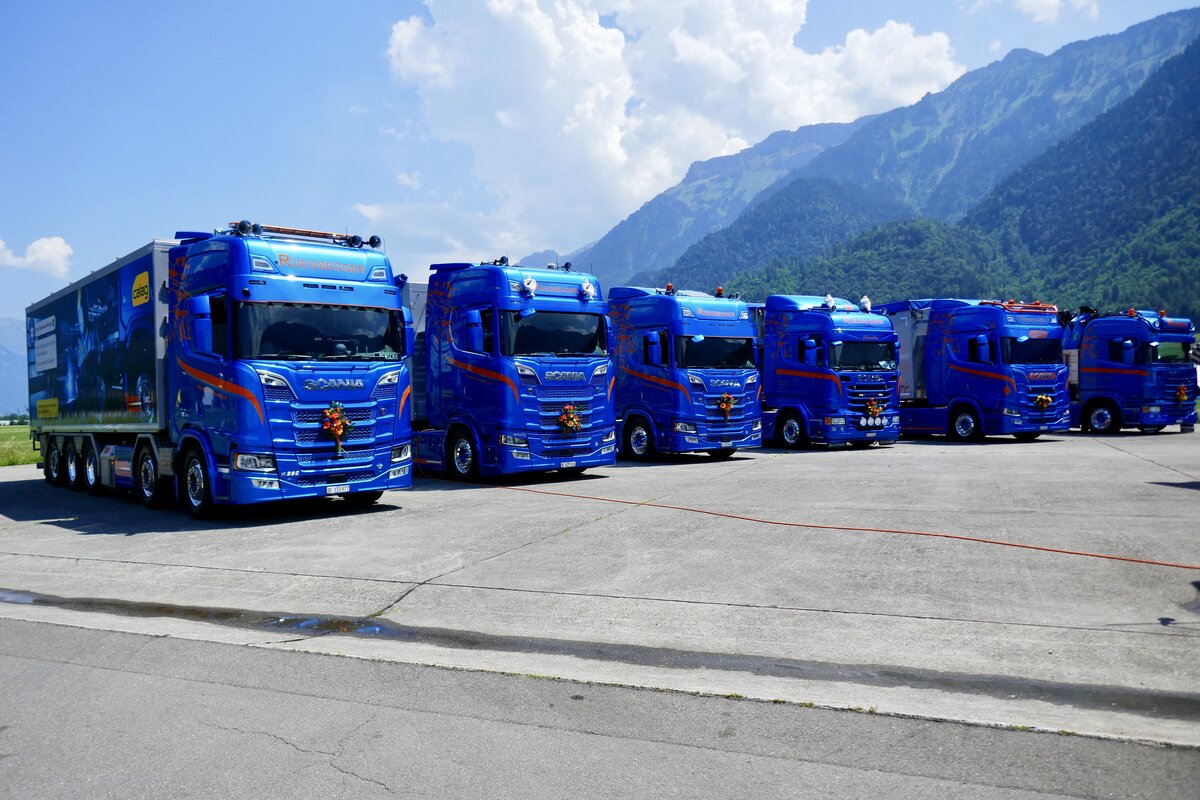 Diverse Scanias von R�egsegger am 27.6.26 beim Trucker Fwstival in Interlaken.
