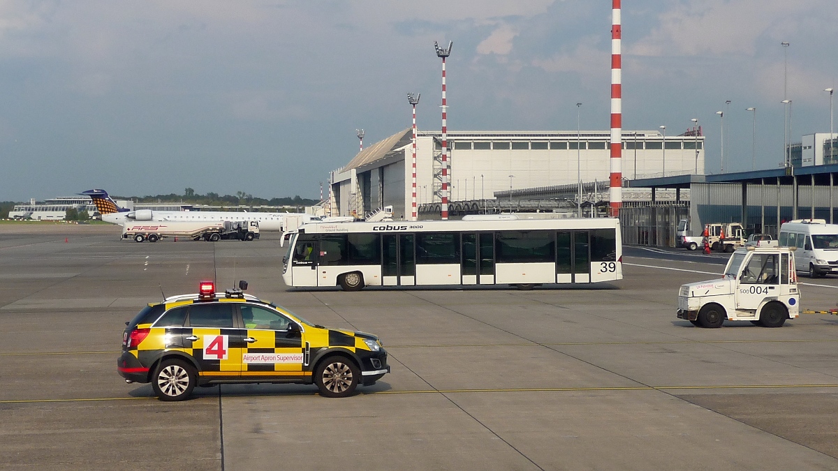 Diverse Vorfeldfahrzeuge auf dem Vorfeld Ost, Flughafen Düsseldorf, 19.9.2014