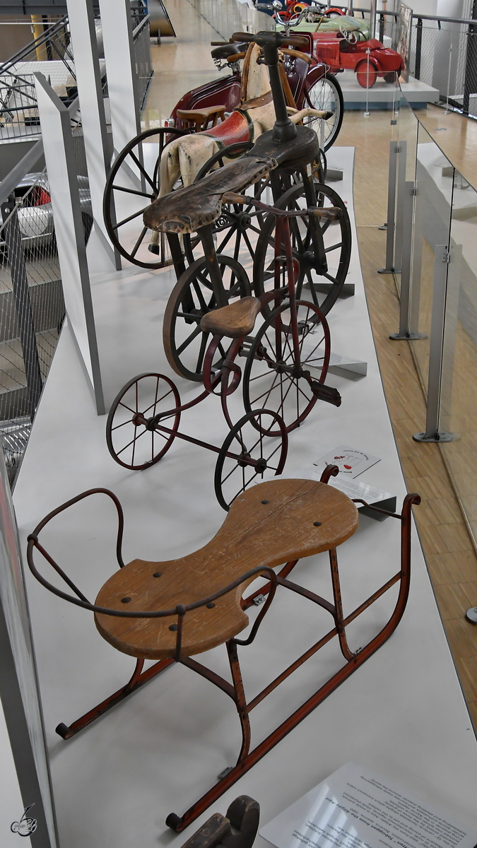 Diverses Spielzeug aus verschiedenen Epochen ist im Verkehrszentrum des Deutschen Museums in München ausgestellt. (August 2020) 