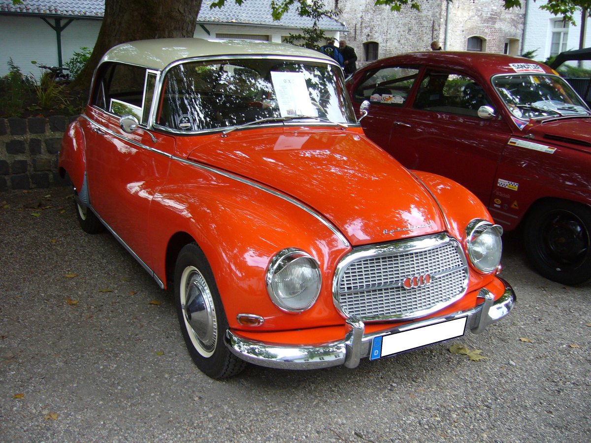 DKW Auto Union 1000 S Coupe, gebaut von 1959 bis 1963. Beim 1000 bzw. 1000S handelt es sich im Grunde um einen 3=6 mit einem auf 980 cm³ aufgebohrten Hubraum. Der Dreizylinderreihenzweitaktmotor leistet dann 50 PS. Der abgelichtete 1000 S Coupe wurde im Jahr 1961 gebaut. Oldtimertreffen Schloss Lauersfort in Moers am 03.10.2018. 