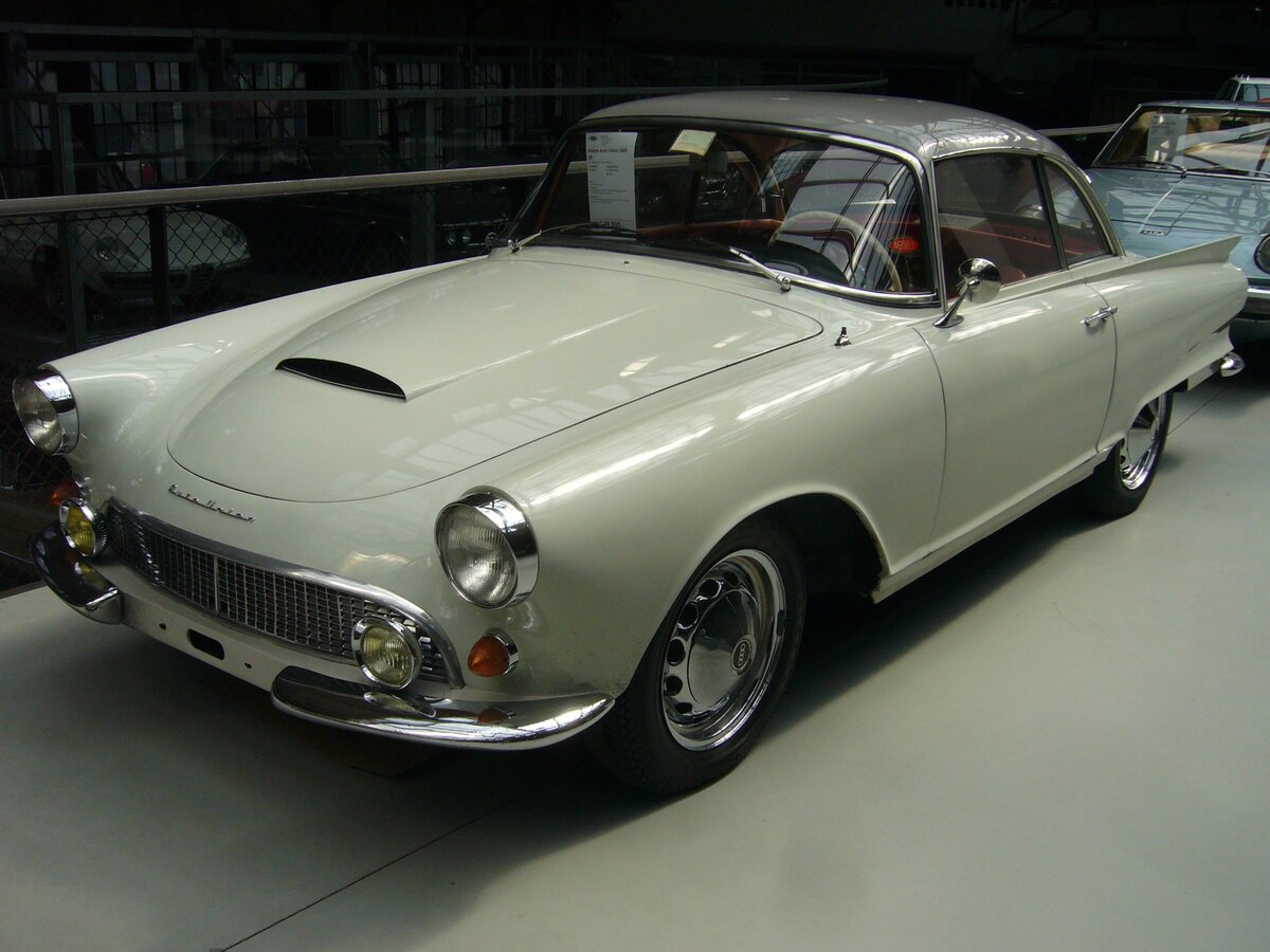 DKW Auto Union 1000 Sp Coupe, gebaut von 1958 bis 1965. Der sportliche Zweisitzer mit der Karosserie im Stil des damaligen Ford Thunderbird wurde 1957 auf der Frankfurter Automobil-Ausstellung vorgestellt. Es wurden ziemlich genau 5000 Coupes produziert. Der Dreizylinderzweitaktmotor leistet 55 PS aus einem Hubraum von 980 cm³. Classic Remise Düsseldorf am 07.06.2021.