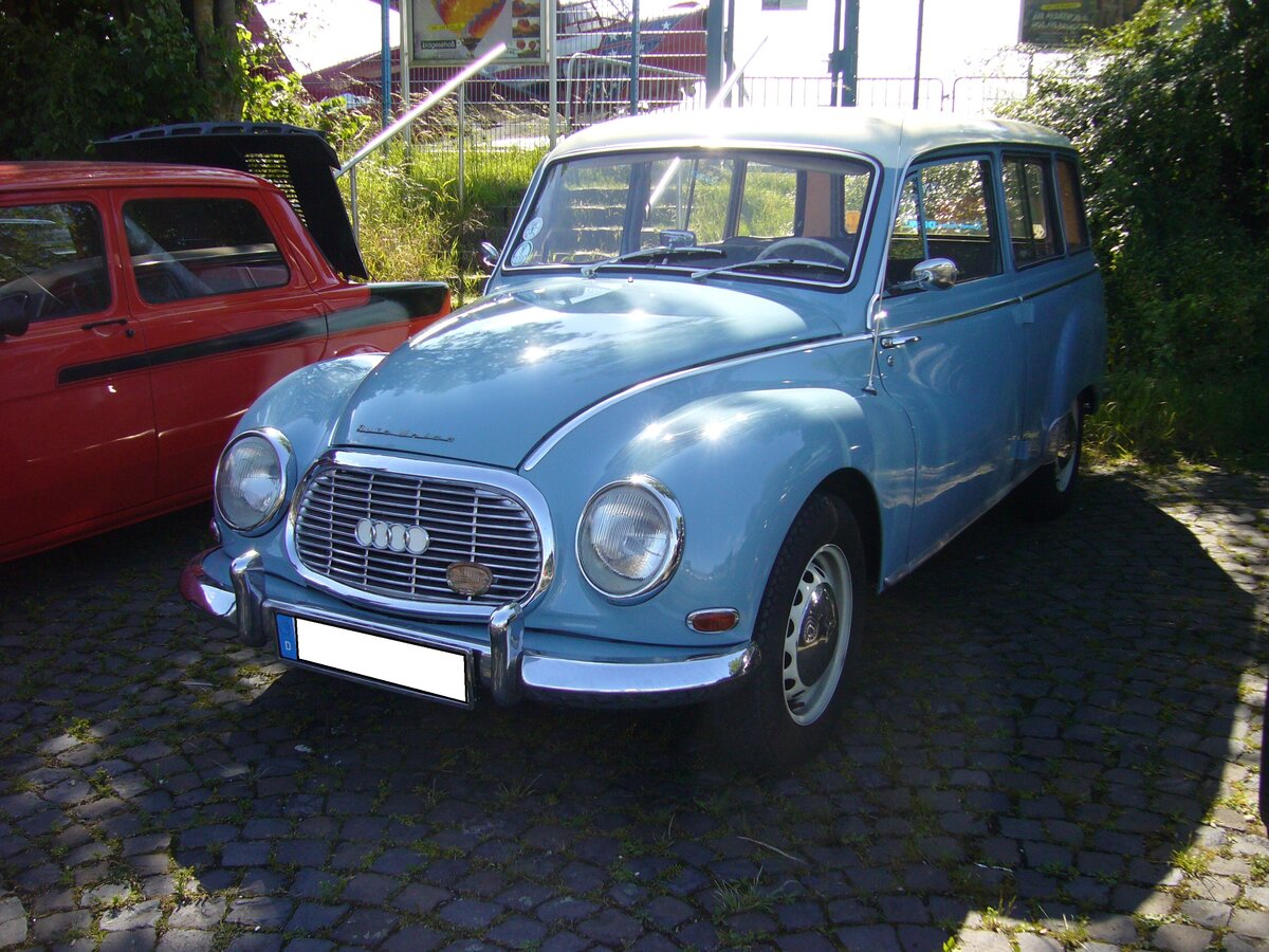 DKW Auto Union 1000 Universal, gebaut von 1959 bis 1962. Der Auto Union 1000 entsprach dem DKW 3=6, hatte aber einen auf 980 cm³ aufgebohrten Dreizylinderreihenzweitaktmotor, der 44 PS leistet. Der abgelichtete 1000 Universal ist in der Originalfarbe diamantblau/elfenbein lackiert und stammt aus dem Jahr 1962. Ein solches zweitüriges Kombi gab es zum Einstandspreis von DM 6.725,00. Oldtimertreffen Flughafen Essen/Mülheim am 06.06.2022.