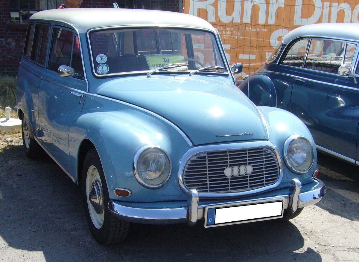 DKW Auto Union 1000 Universal, gebaut von 1959 bis 1962. Der Auto Union 1000 entsprach dem DKW 3=6, hatte aber einen auf 980 cm³ aufgebohrten Dreizylinderreihenzweitaktmotor, der 44 PS leistet. Der abgelichtete 1000 Universal ist in der Originalfarbe diamantblau/elfenbein lackiert und stammt aus dem Jahr 1962. Ein solches zweitüriges Kombi gab es zum Einstandspreis von DM 6.725,00. Oldtimertreffen an der  Alten Dreherei  in Mülheim an der Ruhr am 17.06.2023.