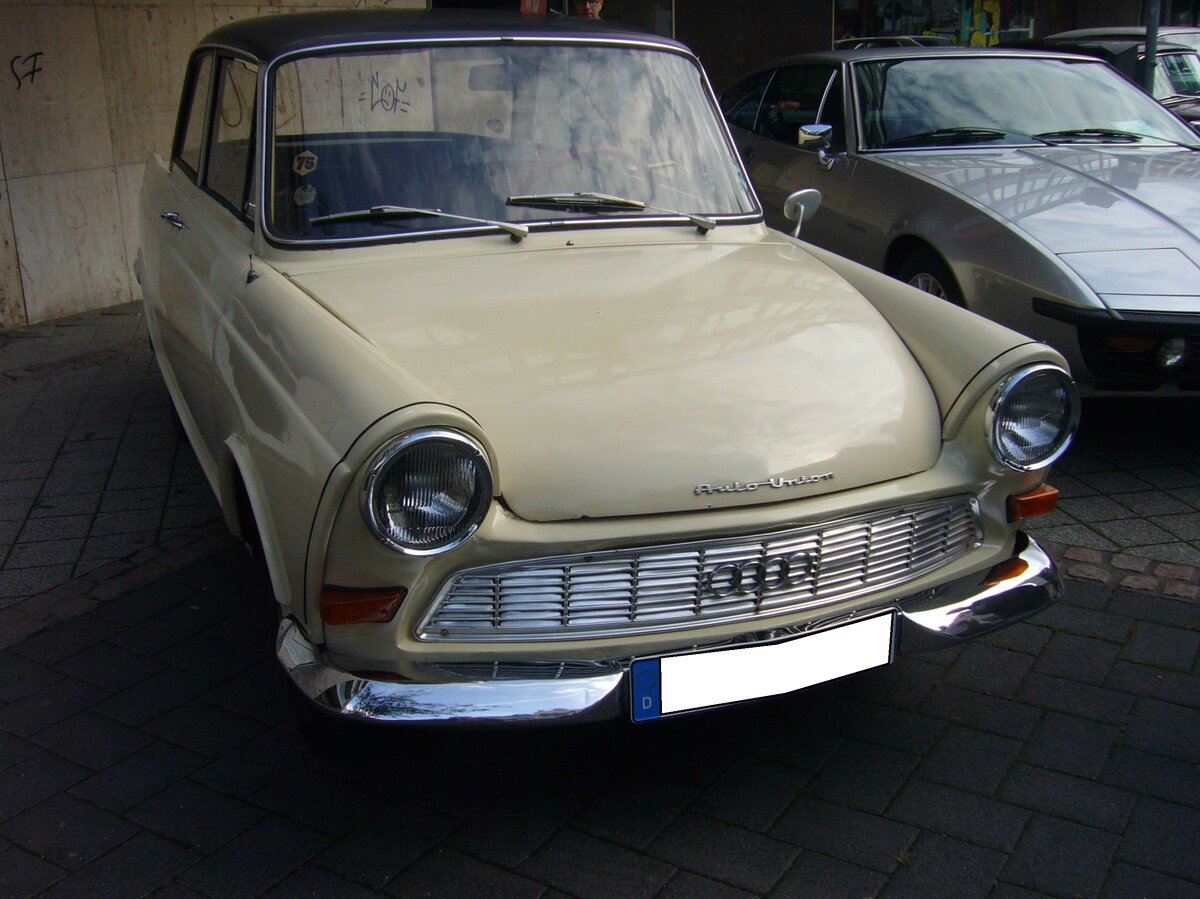 DKW F11 Junior, produziert von 1959 bis 1963. Der Junior wurde bereits auf Frankfurter Automobil Ausstellung des Jahres 1957 gezeigt. Er kam aber erst im August 1959 zu den Händlern. Unter der Motorhaube werkelt ein wassergekühlter Dreizylinderreihenzweitaktmotor, der aus einem Hubraum von 741 cm³ 34 PS leistet. Oldtimertreffen in Heiligenhaus am 12.09.2021.