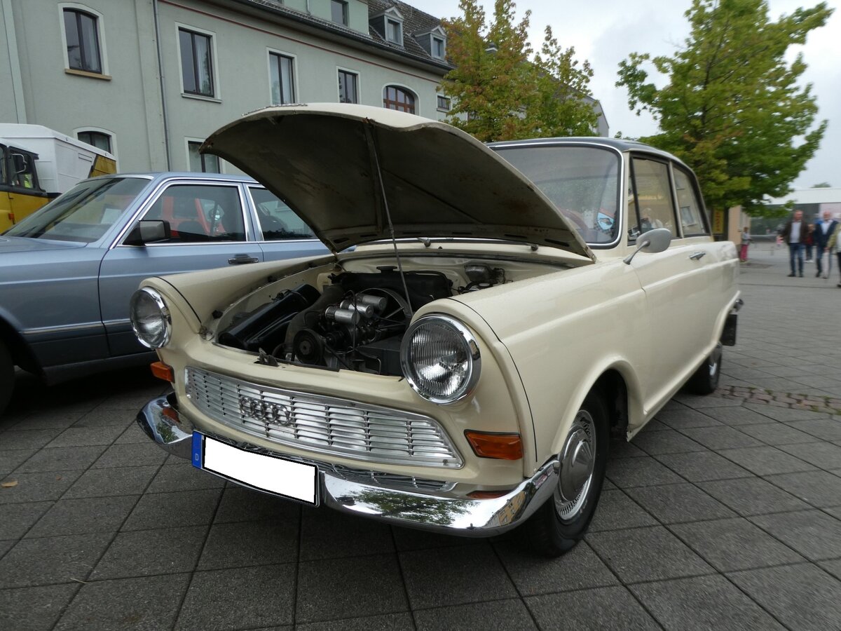 DKW F11 Junior, produziert von 1959 bis 1963. Der Junior wurde bereits auf Frankfurter Automobil Ausstellung des Jahres 1957 gezeigt. Er kam aber erst im August 1959 zu den Händlern. Unter der Motorhaube werkelt ein wassergekühlter Dreizylinderreihenzweitaktmotor, der aus einem Hubraum von 741 cm³ 34 PS leistet. Oldtimertreffen in Heiligenhaus am 11.09.2022.