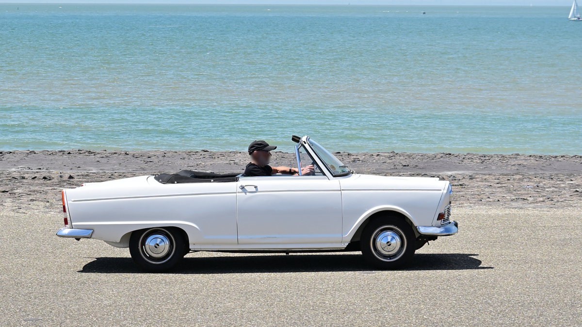 DKW F12 Roadster, auf dem Damm in  Westkapelle, Walcheren, Zeeland, NL, im Urlaub gesehen. 24. Wasschappelse Oldtimerrit am Samstag, den 20. Juni 2026