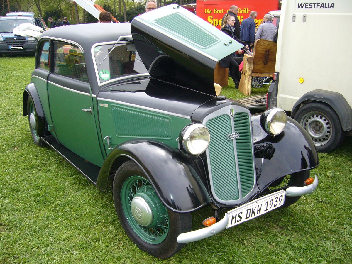 DKW F7-700 Meisterklasse Limousine. 1937 - 1939. Von diesem Modell verkaufte DKW ca. 80000 Fahrzeuge in etlichen Karosserievarianten. Der 2-Zylinderzweitaktmotor leistet 20 PS aus 692 cm³ Hubraum. Oldtimertreffen Hörstel-Riesenbeck am 01.05.2017.