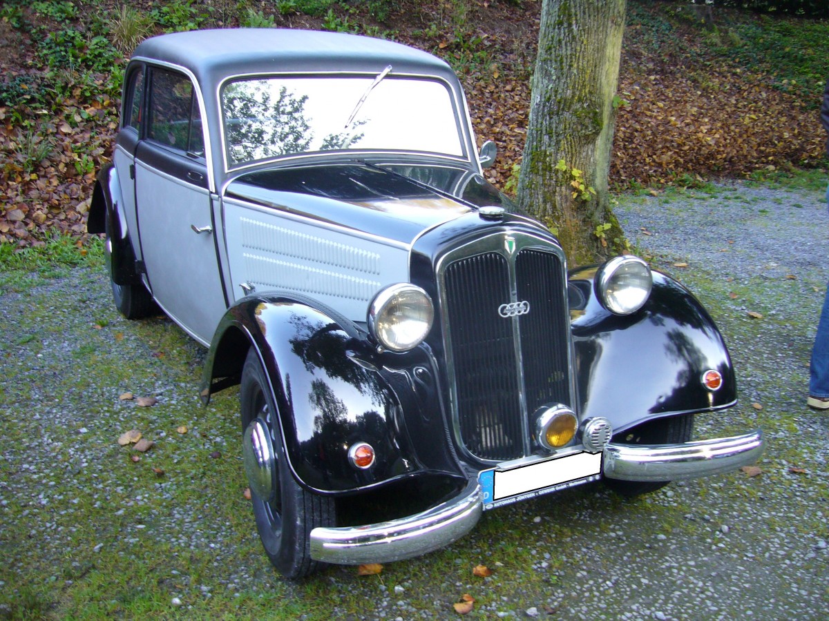 DKW F8-700 Meisterklasse Limousine 2-türig. 1939 - 1942. Der 2-Zylinderzweitaktmotor leistet 20 PS aus 692 cm³ Hubraum. Oldtimertreffen am Schwarzwaldhaus im Neandertal am 12.10.2014.