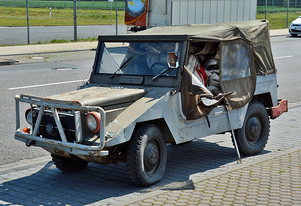 DKW Munga, bei der Bundeswehr früher unter  LKW 0,25 t gl  gelaufen. Auch bei Nato-Partnern in den 50er und 60iger Jahren eingesetzt. Hier ziemlich vergammelt am Straßenrand in Düren abgestellt. 19.05.2014