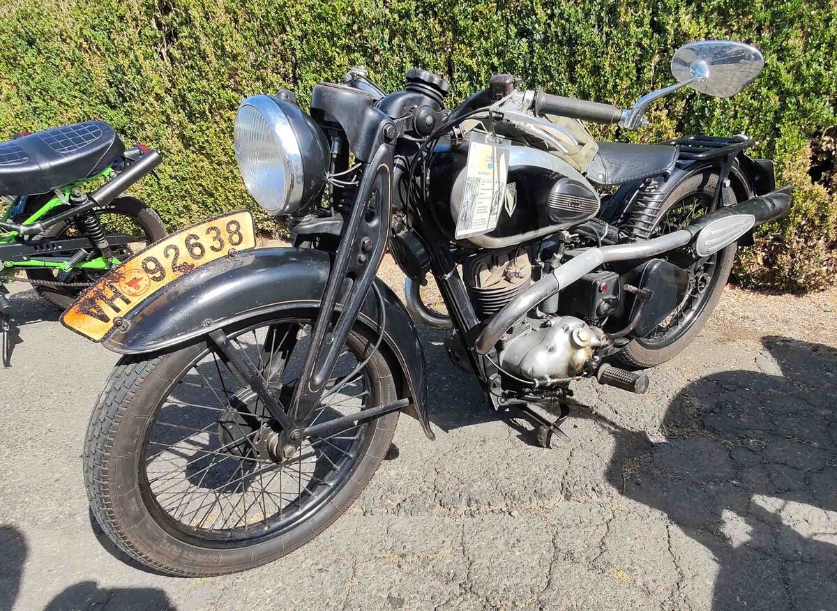 =DKW Sport 250, Bj. 1937, 9 PS, steht bei der Oldtimerveranstaltung der OLDTIMERFREUNDE OHMTAL in Dannenrod, 09-2025. Es ist eine Gel�ndeausf�hrung die den II. WK unbeschadet �berstanden hat.