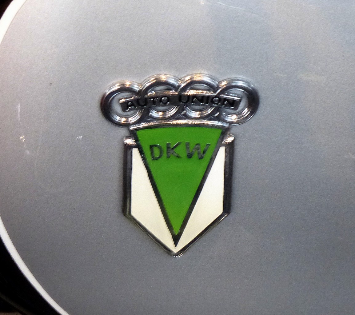 DKW, Tankemblem an einem Oldtimer-Motorrad, die Buchstaben stehen fr Deutscher KraftWagen, eine ehemalige Automobil-und Motorradmarke, Feb.2014