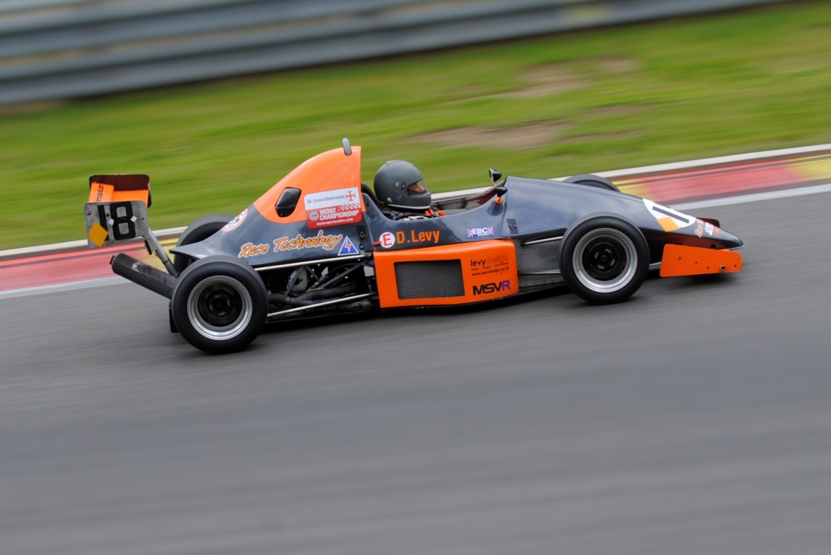 D.Levy auf JEDI Mk IV [Yamaha R1]beim Rennen des  Monoposto Racing Club & Ford Kent,Spa Summer Classic 15.6.2013. Mitgezogen und schräg in Szene gesetzt um Dynamik auszudrücken!