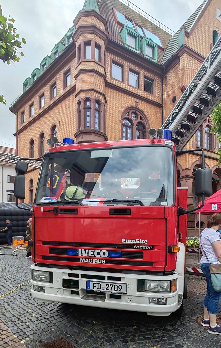 =DLK der Feuerwehr H�nfeld, gesehen beim Tag des Blaulichts 2026 in H�nfeld. Zum zweiten H�nfelder Tag des Blaulichts, im Juni 2026, pr�sentierten DRK, THW, LaPo Hessen, Feuerwehr H�nfeld, DLRG, die Justiz und die Bundespolizei einen Teil ihrer Einsatzmittel und warben f�r ihre Einrichtungen.
