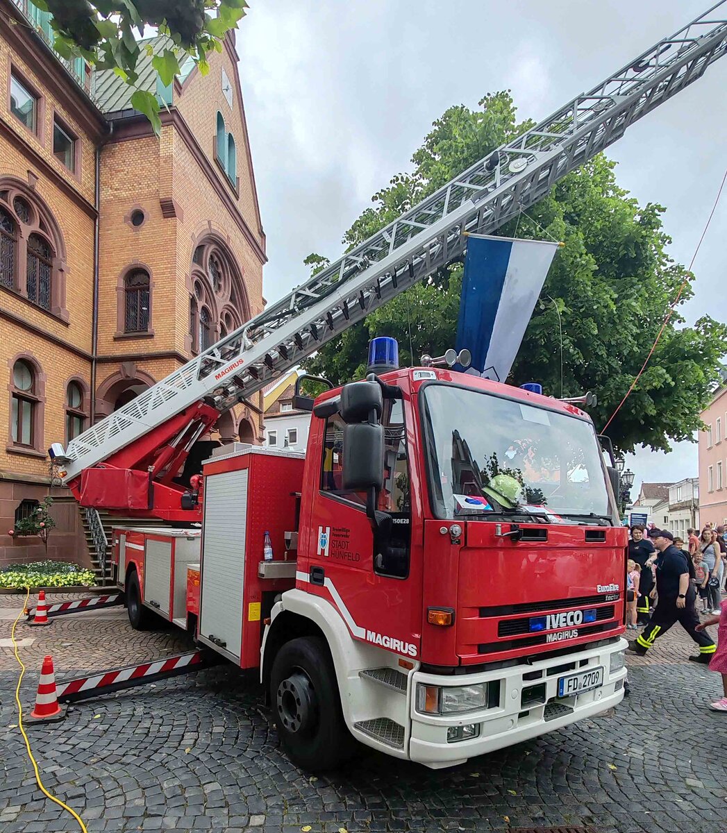 =DLK der Feuerwehr H�nfeld, gesehen beim Tag des Blaulichts 2026 in H�nfeld. Zum zweiten H�nfelder Tag des Blaulichts, im Juni 2026, pr�sentierten DRK, THW, LaPo Hessen, Feuerwehr H�nfeld, DLRG, die Justiz und die Bundespolizei einen Teil ihrer Einsatzmittel und warben f�r ihre Einrichtungen.