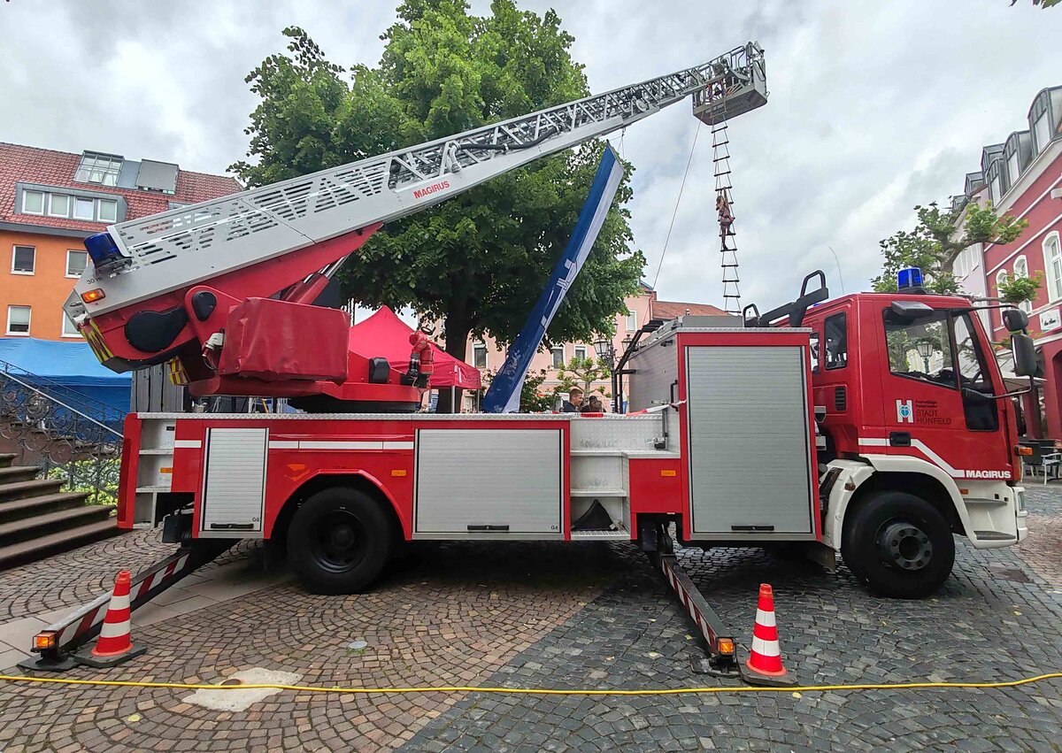 =DLK der Feuerwehr H�nfeld, gesehen beim Tag des Blaulichts 2026 in H�nfeld. Zum zweiten H�nfelder Tag des Blaulichts, im Juni 2026, pr�sentierten DRK, THW, LaPo Hessen, Feuerwehr H�nfeld, DLRG, die Justiz und die Bundespolizei einen Teil ihrer Einsatzmittel und warben f�r ihre Einrichtungen.