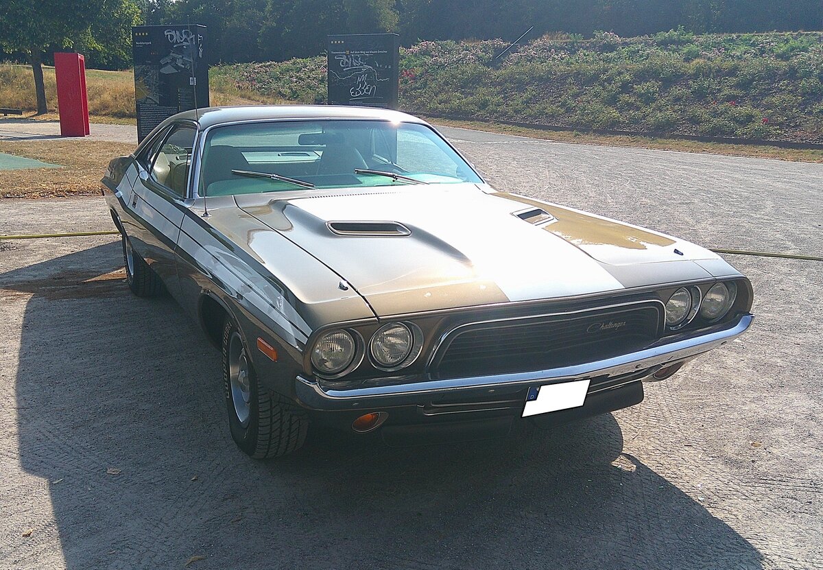 Dodge Challenger Rallye aus dem Jahr 1972. Vorgestellt wurde das Modell am am 28. September 1971. Das Auto unterschied sich technisch und optisch deutlich von den Vorg�ngern der Modelljahre 1970 und 1971. Das war den strengeren Abgasvorschriften und den immens gestiegenen Versicherungspr�mien in den USA geschuldet. Der K�hlergrill erhielt ein neues Design, das oft als  Trauriger Mund  bezeichnet wurde, da er an den �u�eren Enden nach unten abf�llt. Die durchgehende Leuchtenleiste der Vorjahre am Fahrzeugheck, wurde durch vier einzelne, rechteckige R�ckleuchten ersetzt, die in die Hecksch�rze integriert waren. Der V8-Motor des gezeigten Rallye hat einen Hubraum von 340 cui (5572 cm�) und leistet serienm��ig 240 PS. Oldtimertreffen Nordstern Klassik in Gelsenkirchen am 16.08.2026.
