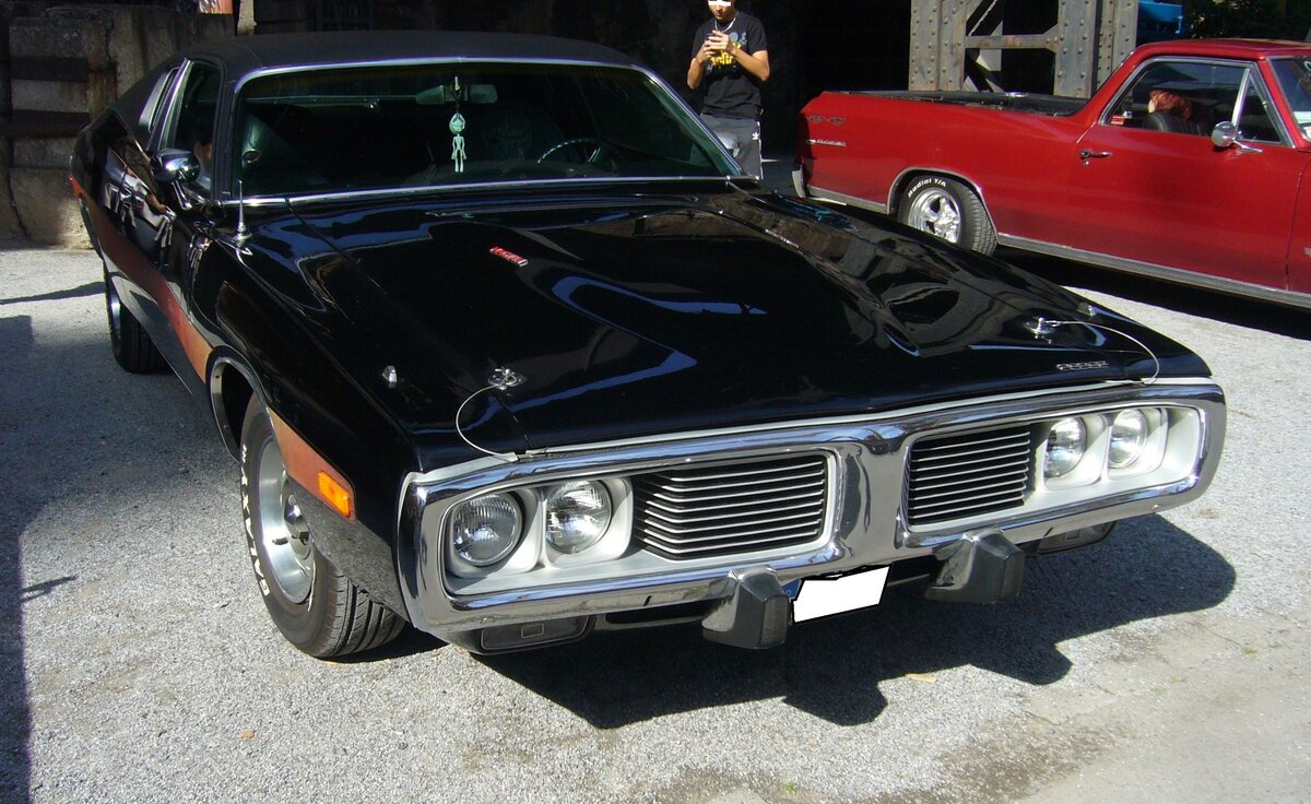 Dodge Charger aus dem Jahr 1974 im Farbton black. Als reines  Muscle Car  stellte Dodge im Jahr 1966 das Coupe-Modell Charger vor. Ab dem Modelljahr 1972 wagte man bei Dodge den Schritt zum luxuriöseren, aber trotzdem stark motorisierten, Coupe. Auch hier konnte der Interessent unter etlichen Motorisierungen zwischen 112 PS aus einem Sechszylinderreihenmotor mit einem Hubraum von 3678 cm³ und etlichen V8-Motoren mit bis zu 7206 cm³ Hubraum und einer Leistung von 335 PS wählen. Altmetall trifft Altmetall am 01.10.2023 im LaPaDu Duisburg.