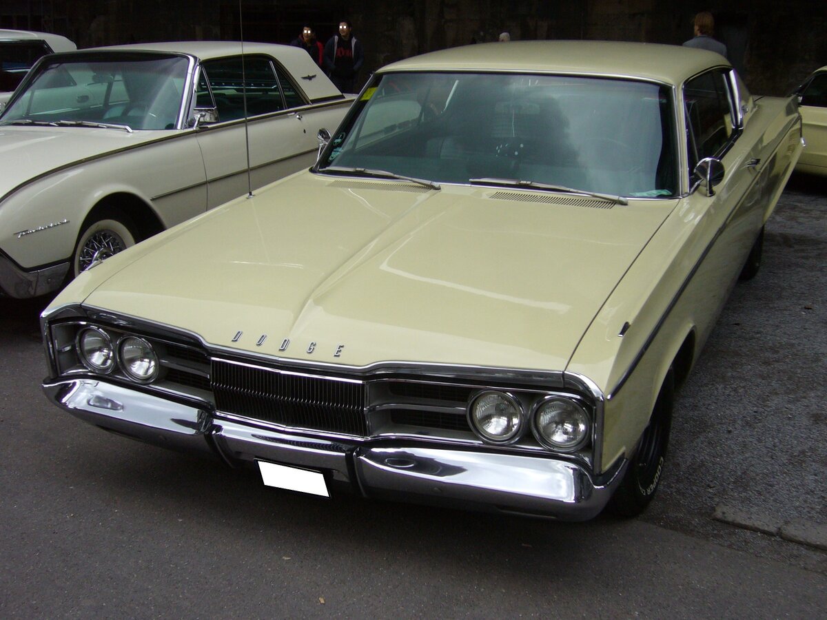 Dodge Polara Coupe von 1967. Auch im Jahr 1967 war die  Polara-Baureihe  wieder das mittlere Modell im Verkaufsprogramm von Dodge. Darunter rangierte der Coronet und darüber der Monaco. Das Modell war als Coupe (Foto), viertürige Limousine und fünftüriges Kombimodell lieferbar. Das Modell war mit drei verschiedenen V8-Motoren lieferbar: 5.2l mit 230 PS, 6.3l mit 270 PS oder 325 PS oder gar 7.2l mit 350 PS oder 375 PS. Altmetall trifft Altmetall im LaPaDu am 02.10.2022.