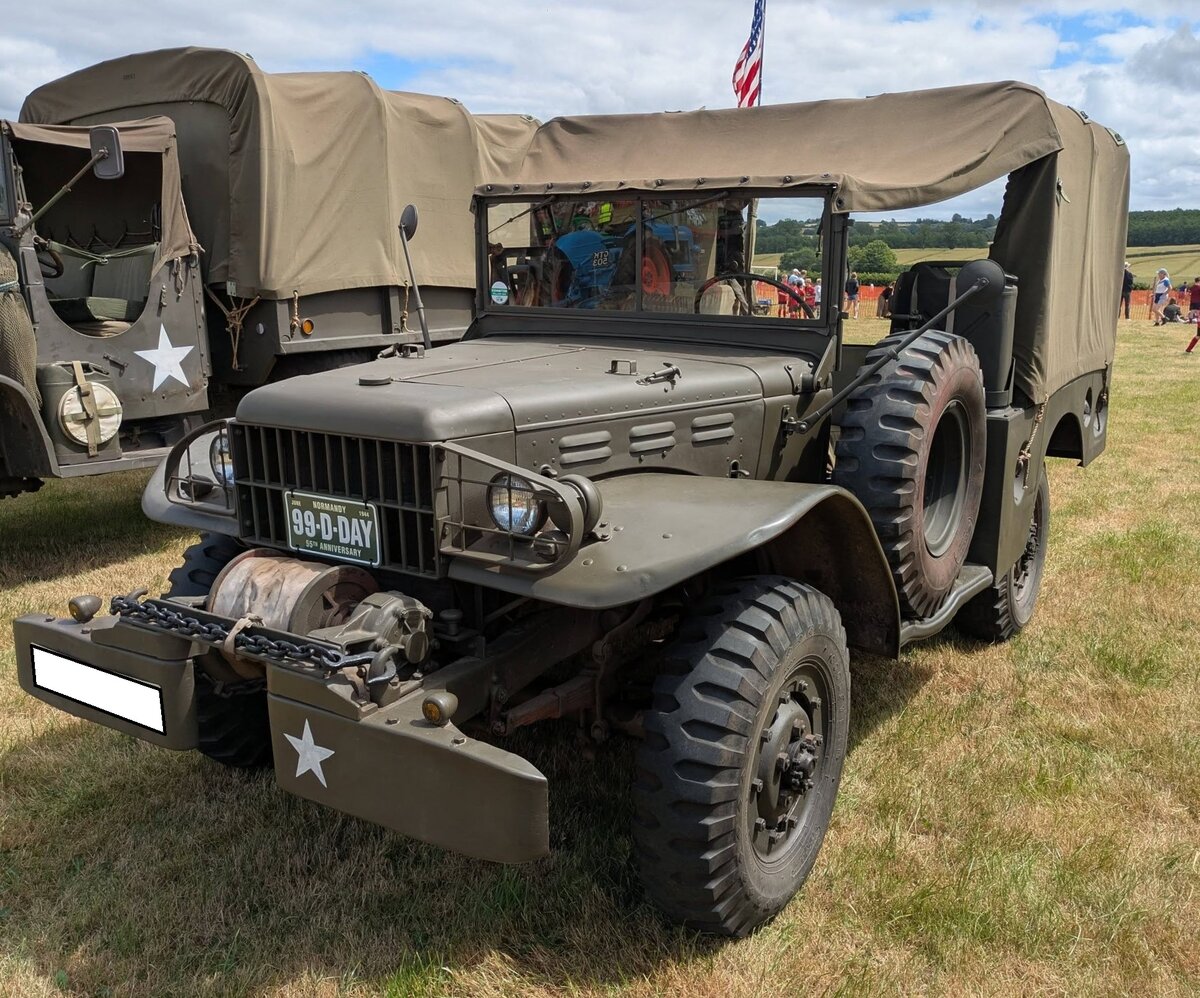 Dodge WC52 Mannschaftstransporter. Die WC-Baureihe 51/52 (W eapon C arrier) der US-Marke Dodge, wurde von 1941 bis 1945 fast 380.000 mal gebaut. Es gab alleine f�r dieses allradangetriebene Modell 30 Karosserieversionen. Der gezeigte Mannschaftstransporter ist f�r bis zu zehn Personen, incl. Fahrer, ausgelegt. Angetrieben wird das sehr robuste Fahrzeug mit Allradantrieb und einer Nutzlast von 0.75to von einem Sechszylinderreihenmotor mit einem Hubraum von 3772 cm� und einer Leistung von 93 PS. Der gezeigte WC52 wurde Ende 1942 zum Kriegsdienst  eingezogen . 