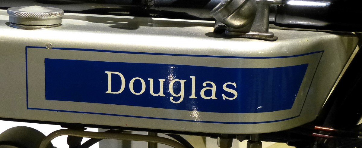 Douglas Motors Ltd. Bristol, Tankaufschrift an einem Oldtimer-Motorrad von 1920, die britische Firma produzierte von 1907-56, Dez.2014