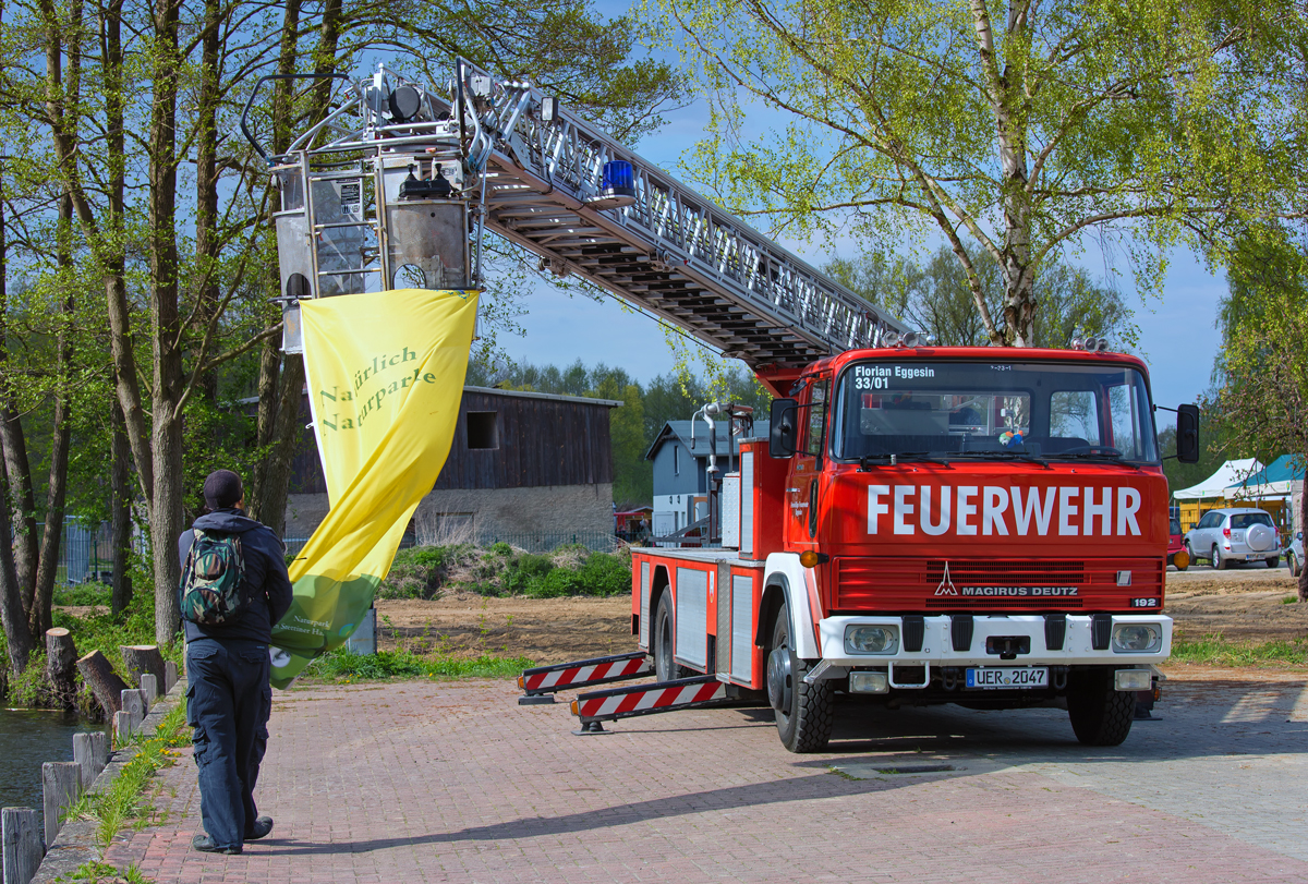 Drehleiterfahrzeug der Freiwilligen Feuerwehr Eggesin mit Werbebanner am dortigem Hafen. - 02.05.2015