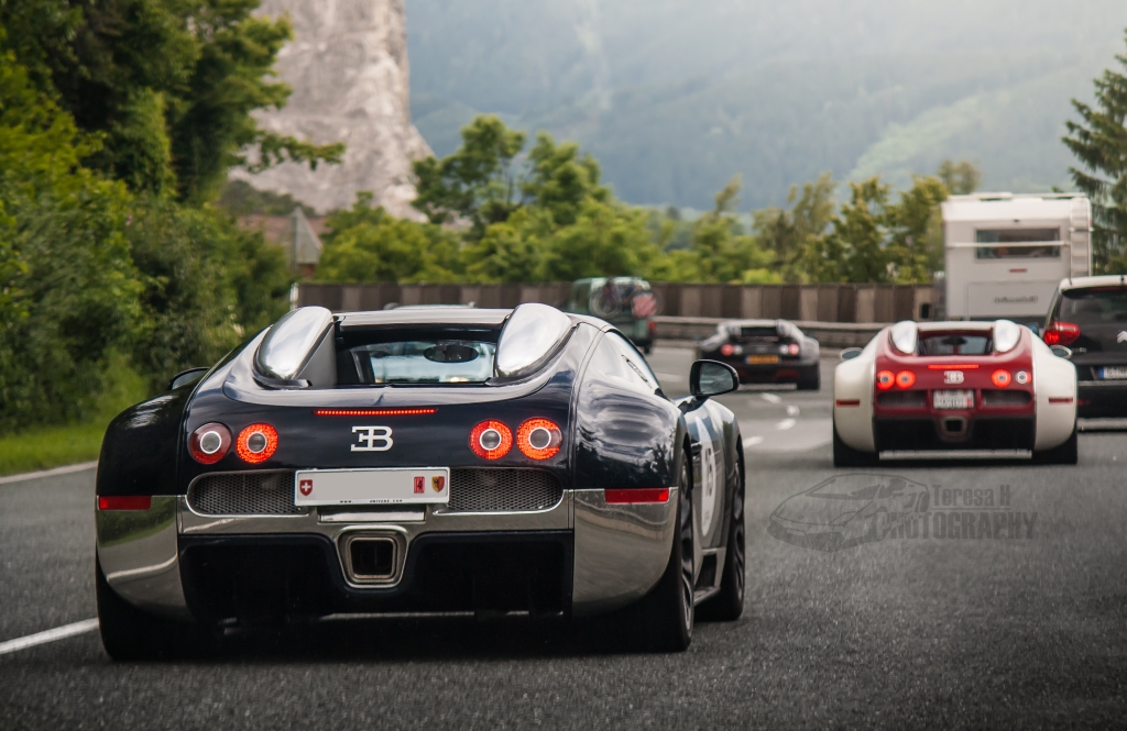 Drei Bugatti Veyron waehrend der Bugatti Grand Tour in Oesterreich am 30.5.14