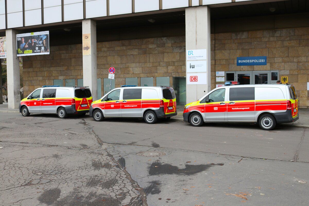 Drei DB Notfallmanager Mercedes Benz Vito am 27.12.23 in Würzburg Hbf