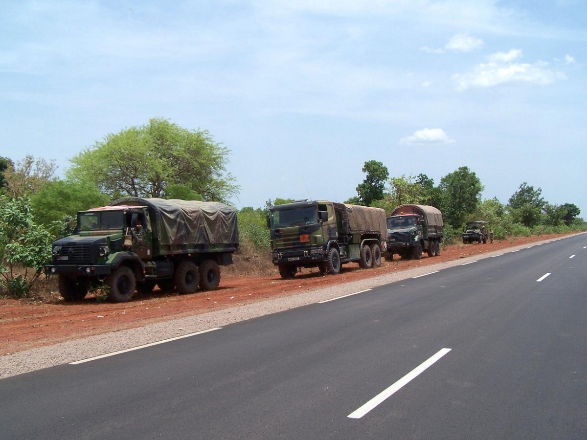 Drei LKW's von einem Convoy, zwei Renault GBC 180, ein Scania Tankwagen, irgendwo in Afrika, Sommer 2013.