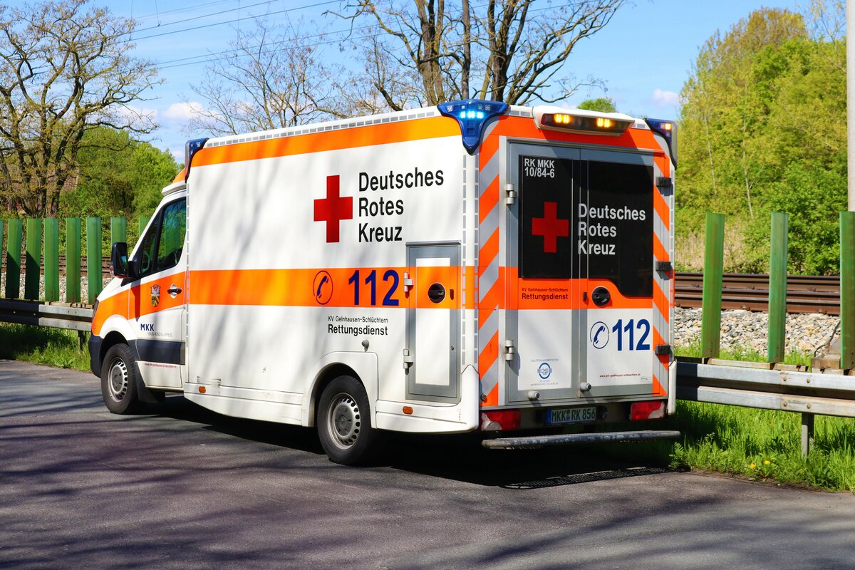 DRK Gelnhausen Mercedes Benz Sprinter RTW (10/83-2) bei einer Katastrophenschutzübung am 30.04.23 in Maintal Dörnigheim