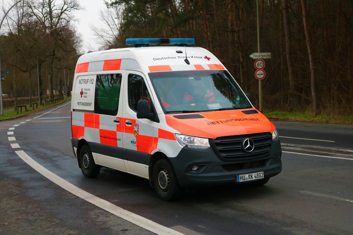 DRK Hanau Mercedes Benz Sprinter KTW am 12.03.23 bei einer Evakuierung in Hanau
