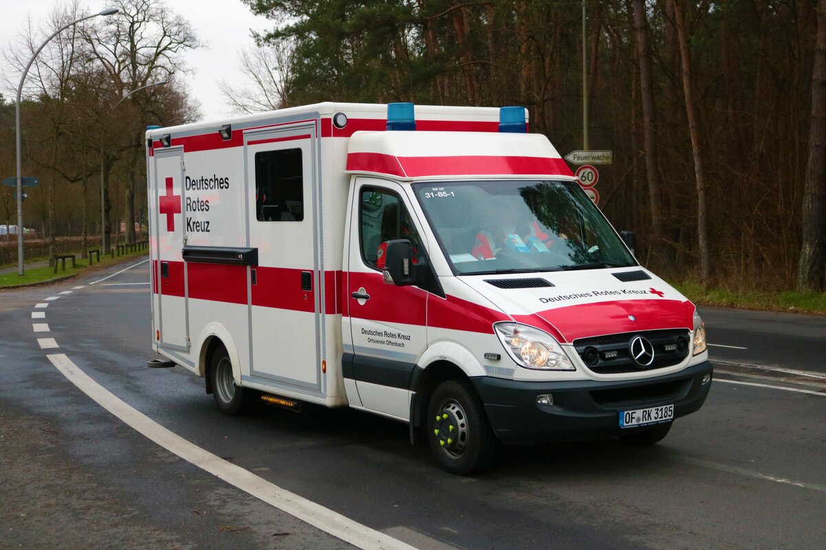 DRK Katastrophenschutz Mercedes Benz Sprinter RTW am 12.03.23 bei einer Evakuierung in Hanau