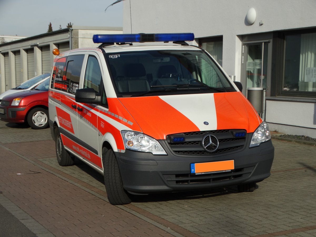 DRK Ortsverband Maintal Mercedes Benz Vito am 25.02.17 beim Faschingsumzug in Maintal Dörnigheim