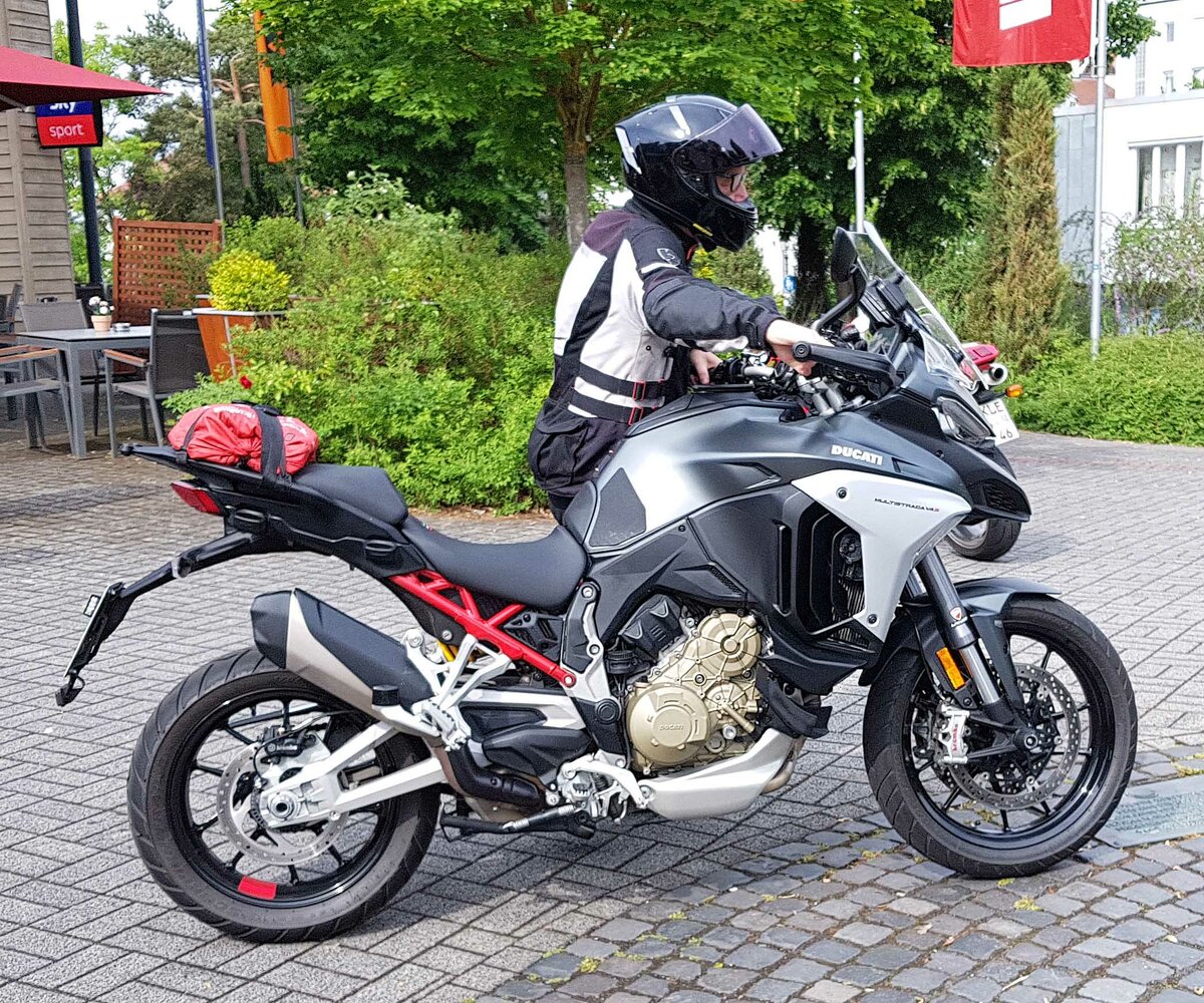 =Ducati vom Desmo Owners Club Hannover ist bereit zur Pfingstausfahrt des Konrad-Zuse-Hotels in Hünfeld, 06-2022