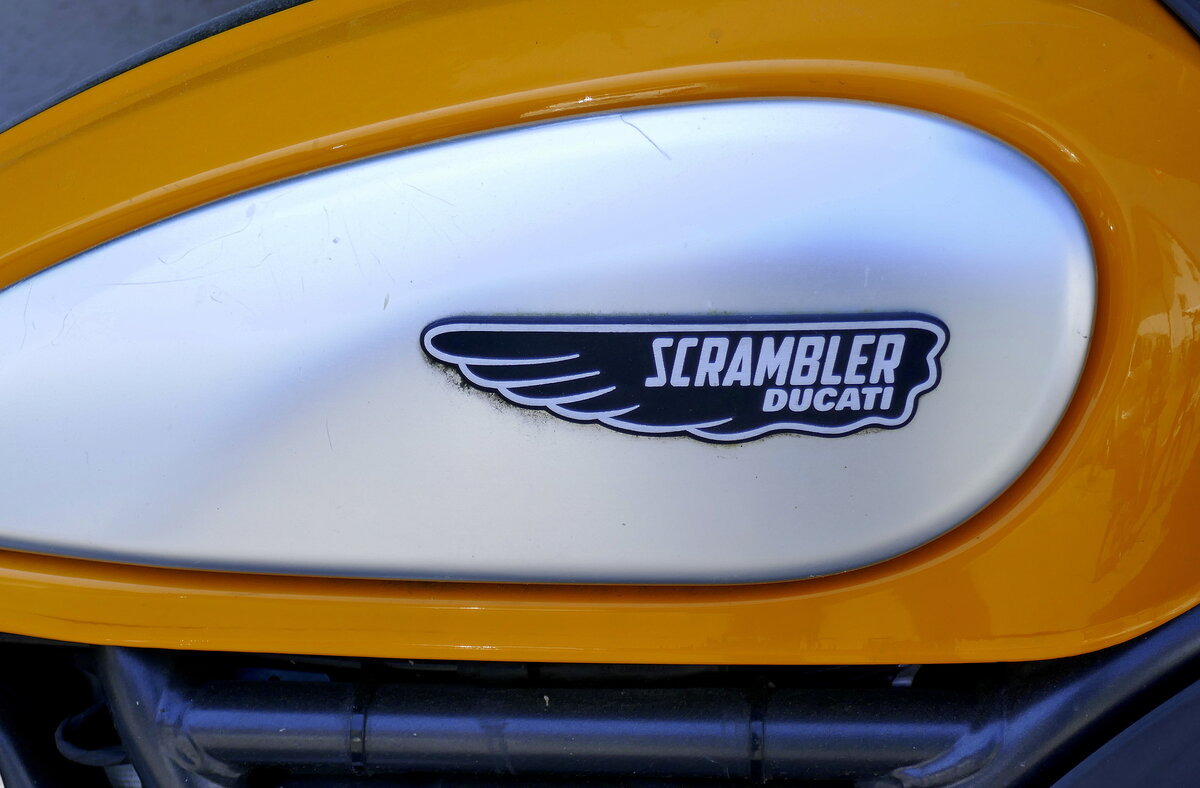DUCATI Scrambler, Tankemblem an dem italienischen Motorrad aus Bologna, Juni 2023