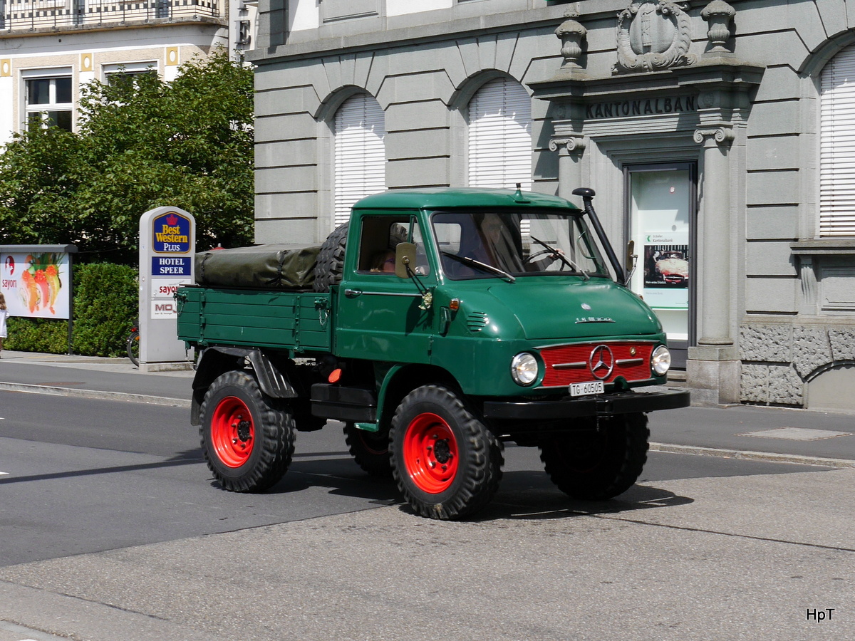 Dunkel Grüner Unimog unterwegs in der Stadt Rapperswil am 26.07.2015