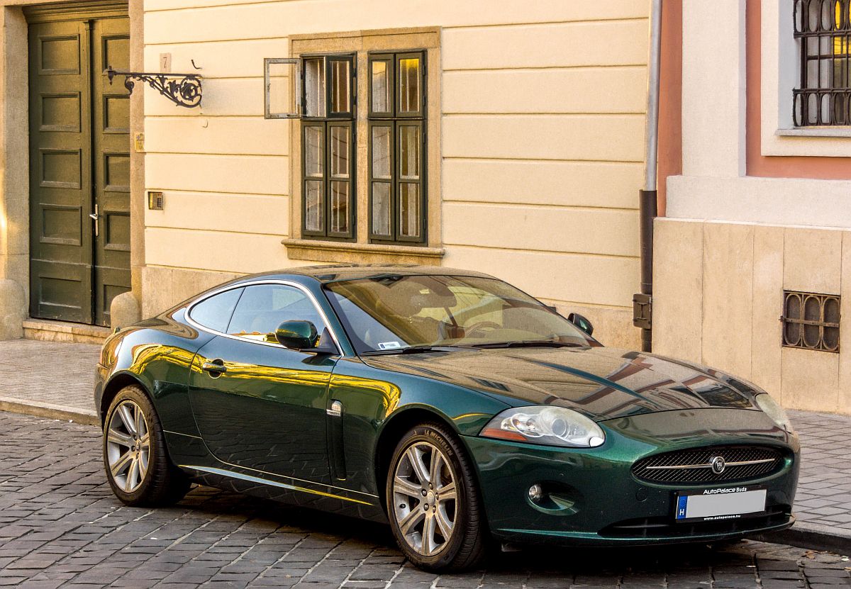 Dunkelgrüner Jaguar XK (X150 Rheie), fotografiert in dem budapester Burgviertel, am 28.08.2016.