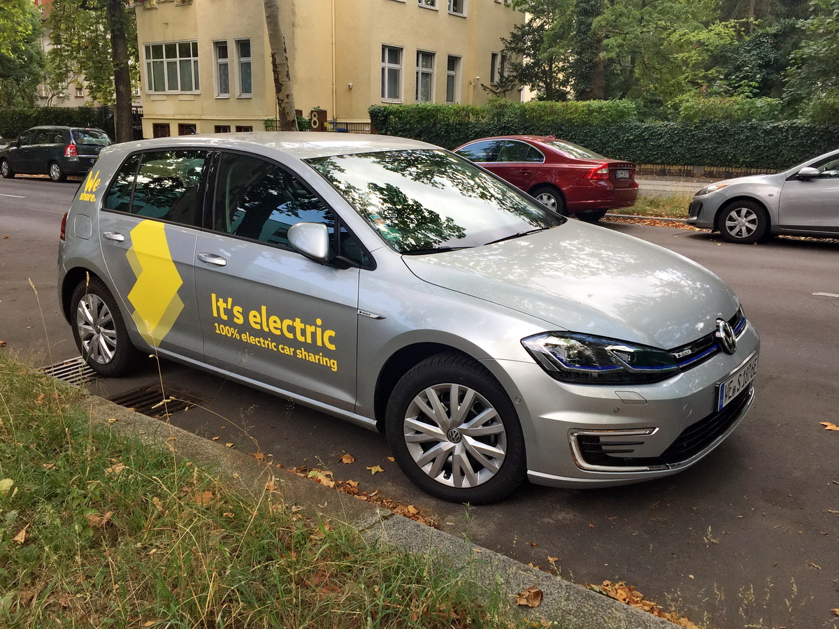 E-Golf, von z.Zt. 1500 Einheiten, des VW-Carsharing Anbieters We Share in Berlin. Die Daten des Auto: Motor, Elektro; Leistung 100kW/136PS bei 3000U/min; 1-Gang-Automatikgetriebe. Vmax 150km/h. Foto: 14.08.2019
