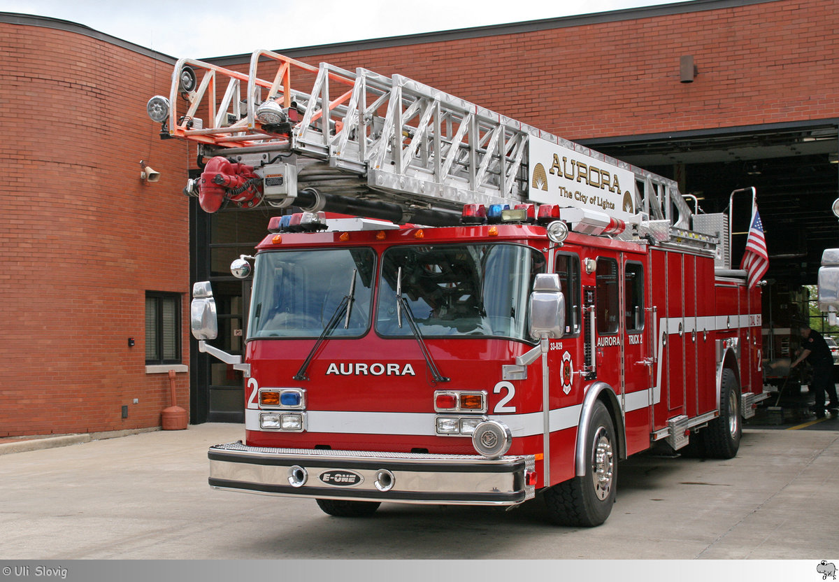E-One Ladder Truck 2 des Aurora Illinois Fire Department. Aufgenommen am 14. Mai 2016 in Aurora, Illinois / USA.