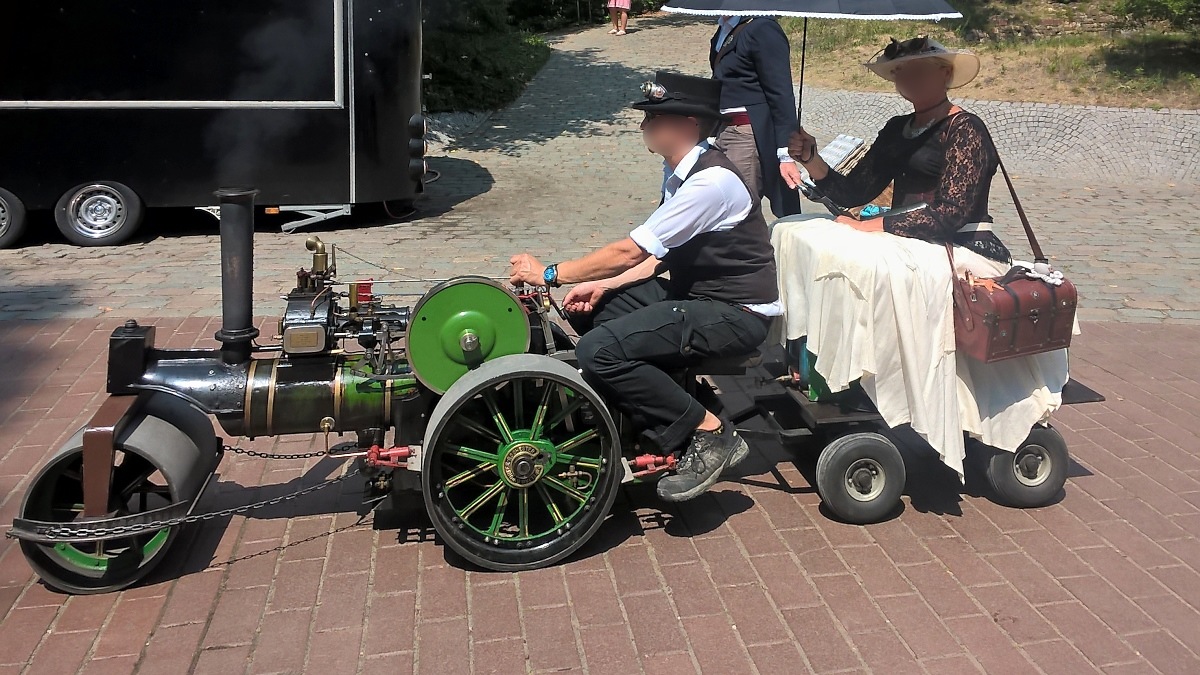 Echtdampf-Modell einer Straßenwalze beim Steampunk Picknick im Maximilian-Park in Hamm, 21.7.2018 
