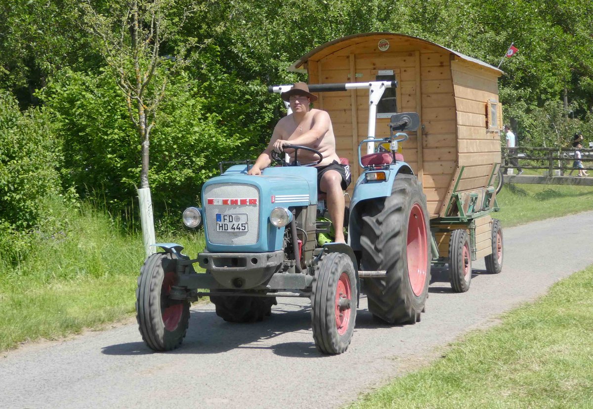=Eicher auf dem Weg ins Fahrerlager bei der Traktorenaustellung der Fendt-Freunde Bad Bocklet im Juni 2019 