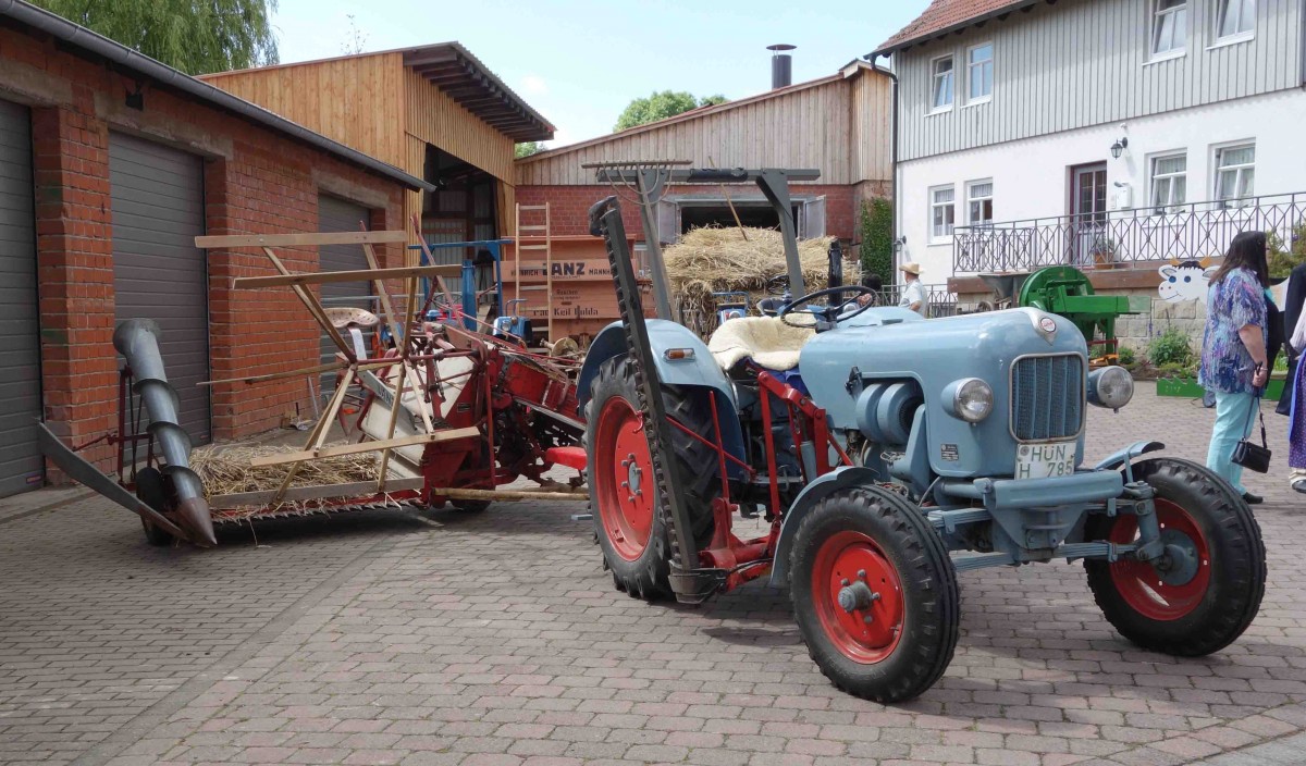 Eicher mit angehängtem Binder steht bereit zur Getreideernte, gesehen beim Ortsjubiläum von Eiterfeld-Großentaft im Juni 2015