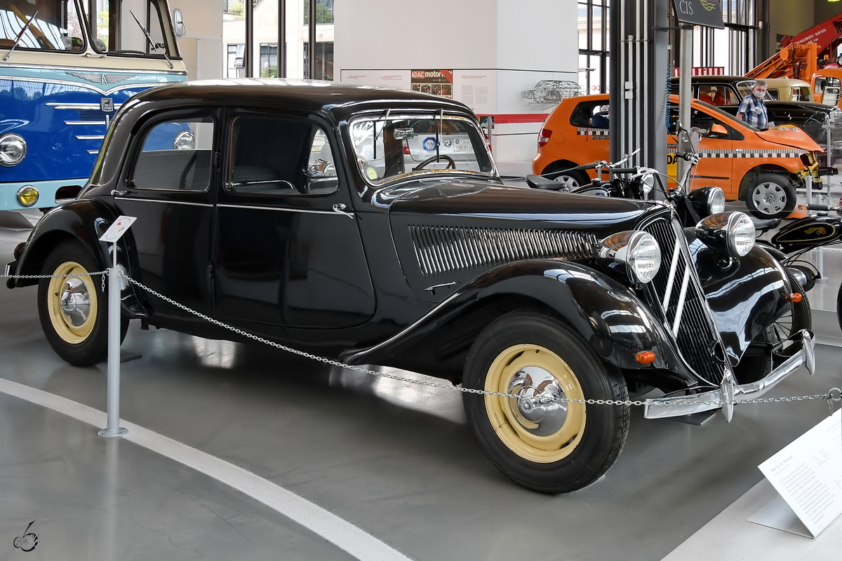 Ein 1938 gebauter Citroen 11 BL Traction Avant ist im Verkehrszentrum des Deutschen Museums in München zu sehen. (August 2020)