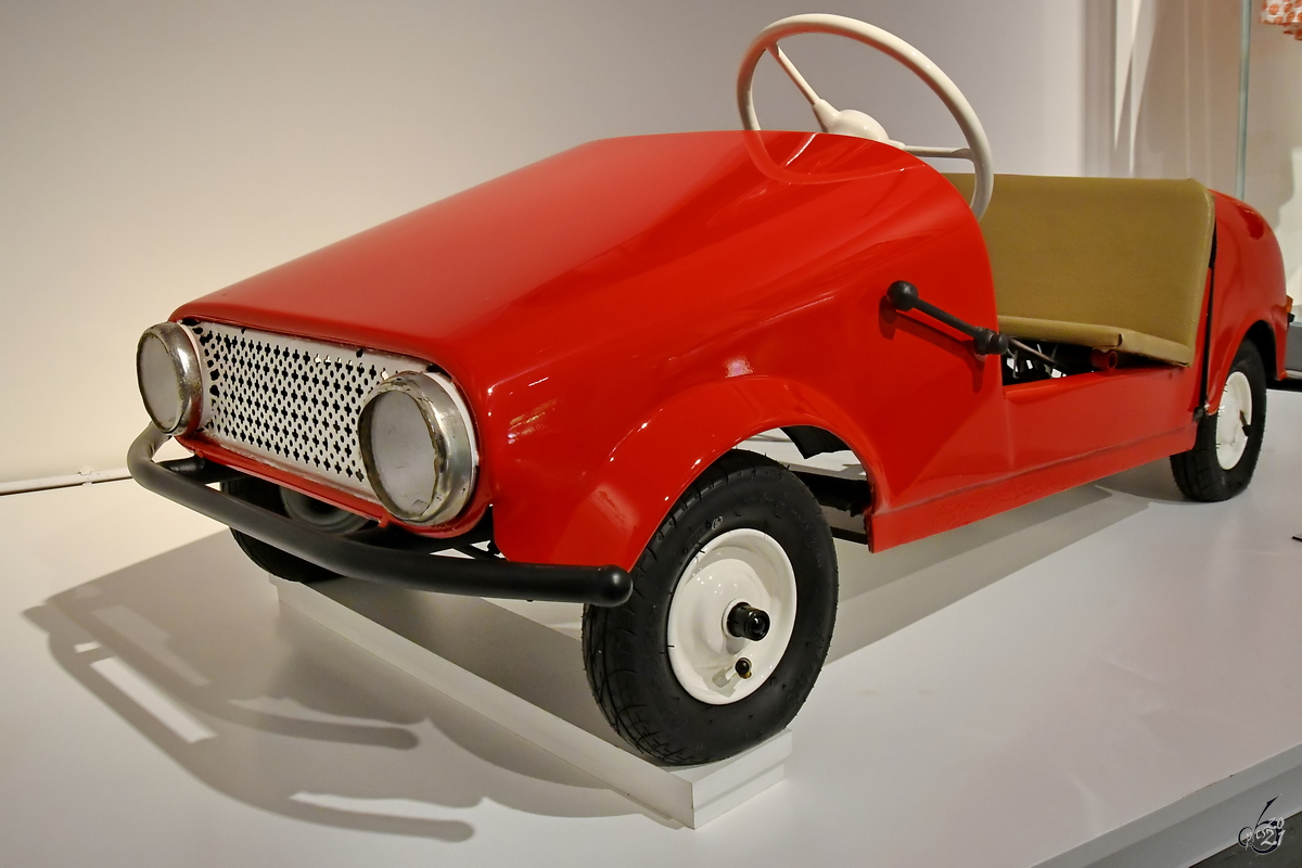 Ein 1959 selbst gebautes Kinderauto ist Teil der Ausstellung im Heimatmuseum  Unser Fritz  in Herne. (August 2021)