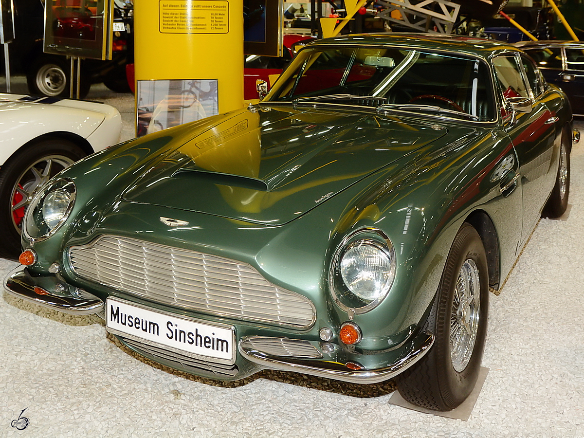 Ein 1965 gebauter Aston Martin DB 6 Vintage stand Anfang Dezember 2014 im Auto- und Technikmuseum Sinsheim.